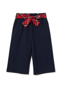 Navyblauwe wijde broek met zijzakken en een rood geruit stoffen ceintuur, gestrikt in een strik bij de elastische tailleband.