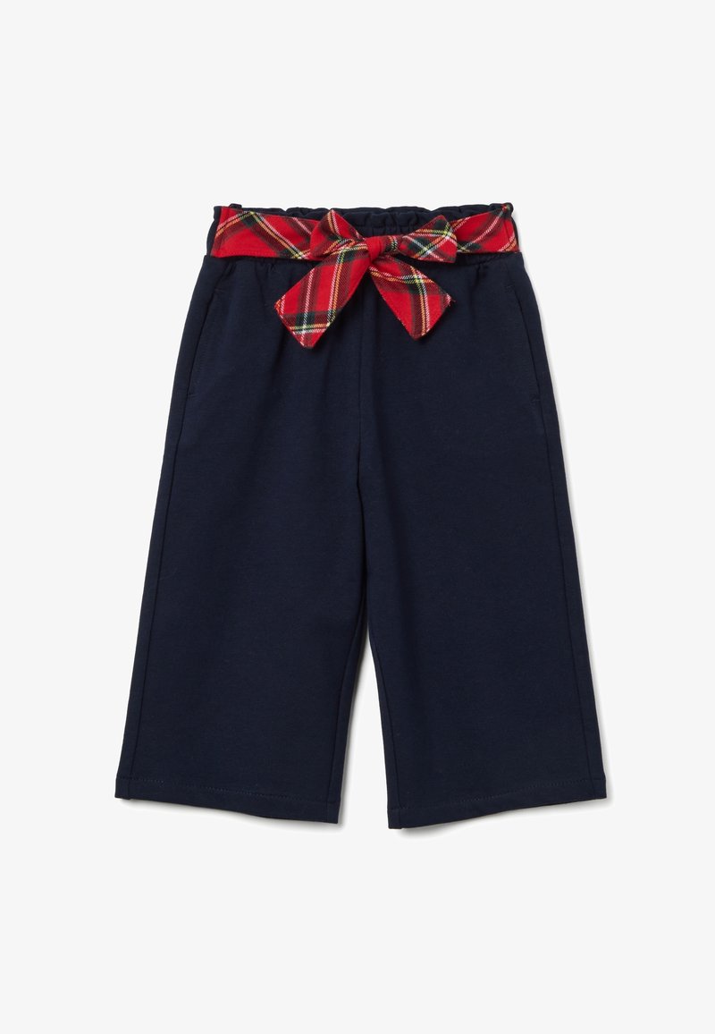 Navyblauwe wijde broek met zijzakken en een rood geruit stoffen ceintuur, gestrikt in een strik bij de elastische tailleband.