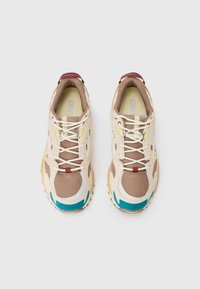 Sneakers z beżową siateczką, brązowymi zamszowymi akcentami, turkusowymi i białymi overlayami oraz teksturowaną gumową podeszwą. Zapinane na sznurówki z jasnooliwkowymi szczegółami.