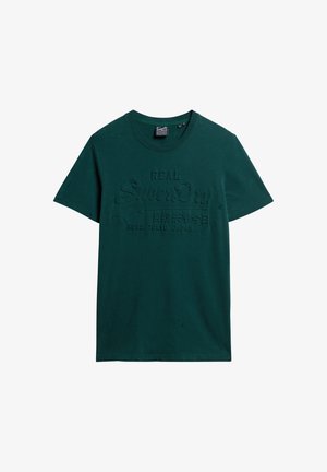 Mørkegrøn bomulds T-shirt med korte ærmer og rund halsudskæring. På forsiden er der prægede bogstaver og grafik i en matchende farve.