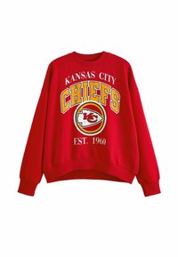 Sudadera roja con "Kansas City Chiefs" en amarillo con contornos blancos, gran logo y "EST. 1960" impreso en la parte inferior.