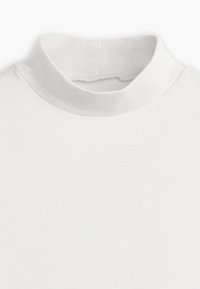 Witte turtleneck trui met een geribbelde textuur en een aansluitend ontwerp, met een hoge kraag en een gladde zoom.