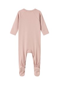 Ribbet, langermet baby body i myk rosa med rund hals, elastiske mansjetter og fotedesign. Ingen synlige lukkinger eller mønstre.