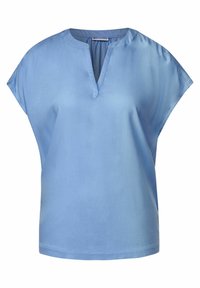 Světle modrá blůza s krátkým rukávem, kulatým výstřihem a vpředu s V-čkovým výřezem.