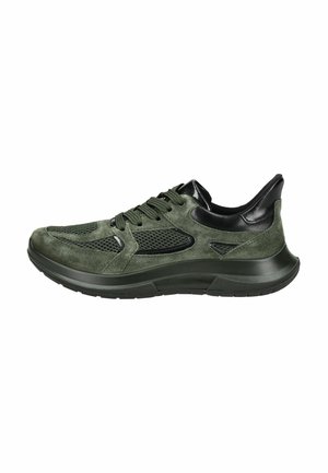 Zapatillas de deporte de ante verde y malla con detalles en cuero negro, diseño con cordones, punta redondeada y suela de goma texturizada para un mejor agarre.