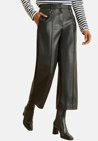 REGULAR FIT -PINTUCK CROP  - Kelnės - black