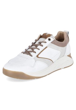 Zapatilla blanca y beige con cordones marrones, suela acolchada y detalles en ante, inclinada para mostrar los detalles laterales y frontales.