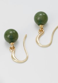 Zelene jade perle na ušesih z zlatimi kovinskimi kavljem, ki se ponašajo z gladko teksturo in elegantnim ukrivljenim dizajnom.