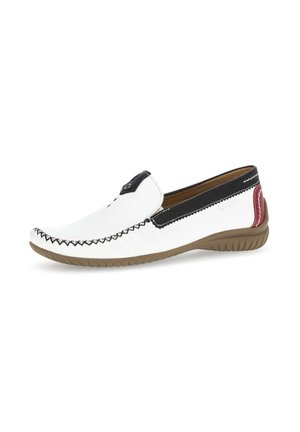 Witte leren instapschoen met zwarte en rode accenten, zwarte stiksels en een beige rubberen zool.