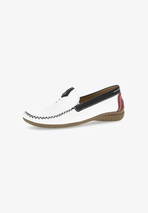 Chaussure à enfiler en cuir blanc avec des accents noirs et rouges, des coutures noires, et une semelle en caoutchouc beige.