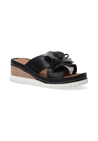 Zwarte leren wedge sandaal met een bloemige accent en open teen. Getextureerd platform met een kurkachtige uitstraling en witte rubberen zool.