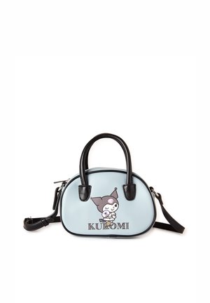 Lichtblauwe handtas met zwarte handvatten, een cartoonfiguurtje dat een puntige hoed draagt, en de tekst "KUROMI" op de voorkant.