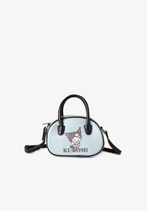 Jasnoniebieska torebka z czarnymi uchwytami, z kreskówkową postacią w czapce z daszkiem oraz napisem "KUROMI" z przodu.
