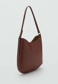 Borsa a spalla in pelle marrone con una sola tracolla regolabile e bordo superiore curvo, mostrata su uno sfondo chiaro e semplice.