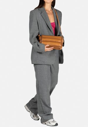 Burkely DROWSY DANI - Bandolera - cognac