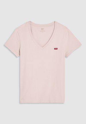 Camiseta de manga corta con escote en V de color rosa claro y pequeño parche con el logo rojo de Levi's en el pecho izquierdo sobre un fondo liso.