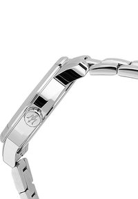 Orologio in metallo argentato con quadrante rettangolare, finitura lucida e bracciale a maglie. Presenta un logo laterale e contorni morbidi.