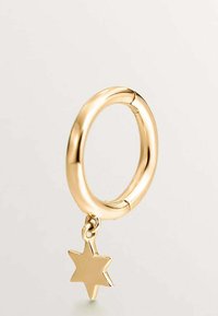 Pendiente de aro de oro con un diseño suave y redondeado, que cuenta con un charm de estrella colgante, reflejando la luz y con un acabado pulido.