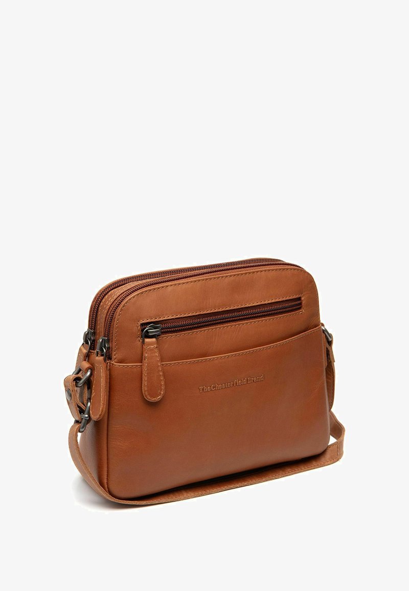 Borsa a tracolla in pelle marrone con due scomparti con zip, una tasca frontale e una tracolla regolabile. Presenta un marchio discreto e una superficie liscia.