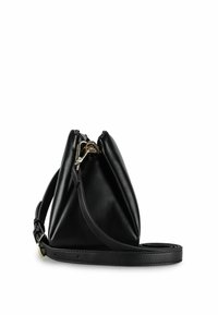 Borsa a tracolla in pelle nera con forma triangolare, dettagli in oro e tracolla rimovibile. Presenta una chiusura con zip e una texture liscia.