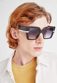 QUAY AUSTRALIA NOTORIOUS UNISEX - Γυαλιά ηλίου - smoke gradient