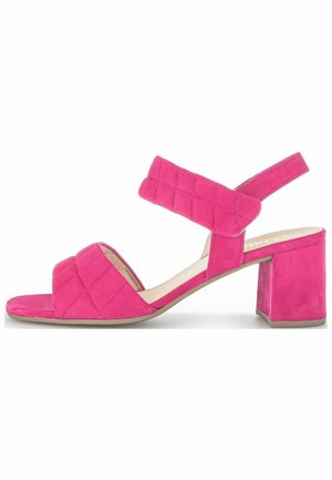Sandale en daim rose avec larges brides matelassées, bout ouvert, bride arrière et talon bas épais.