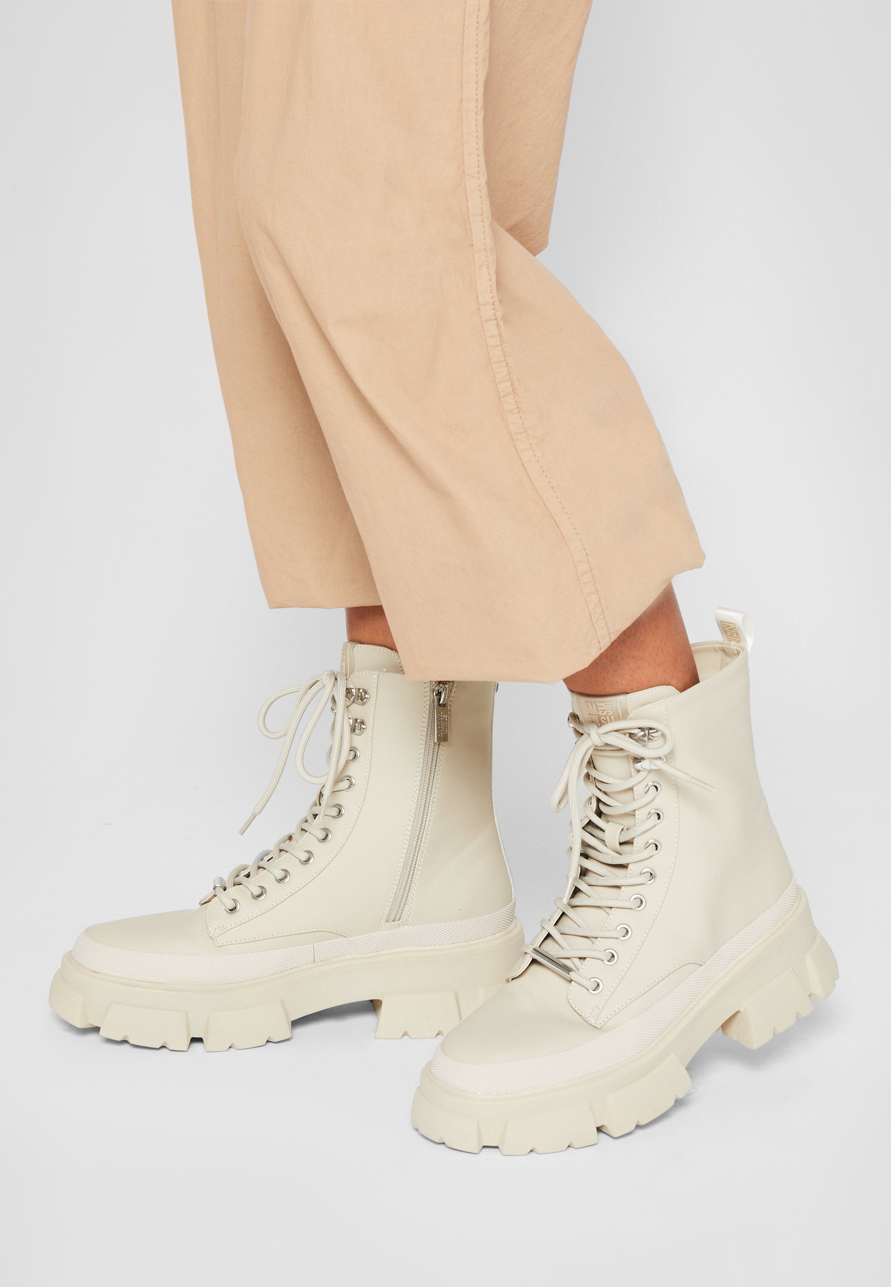 Auswertbar Wunder Übersetzung steve madden boots weiß Bitten Urkomisch