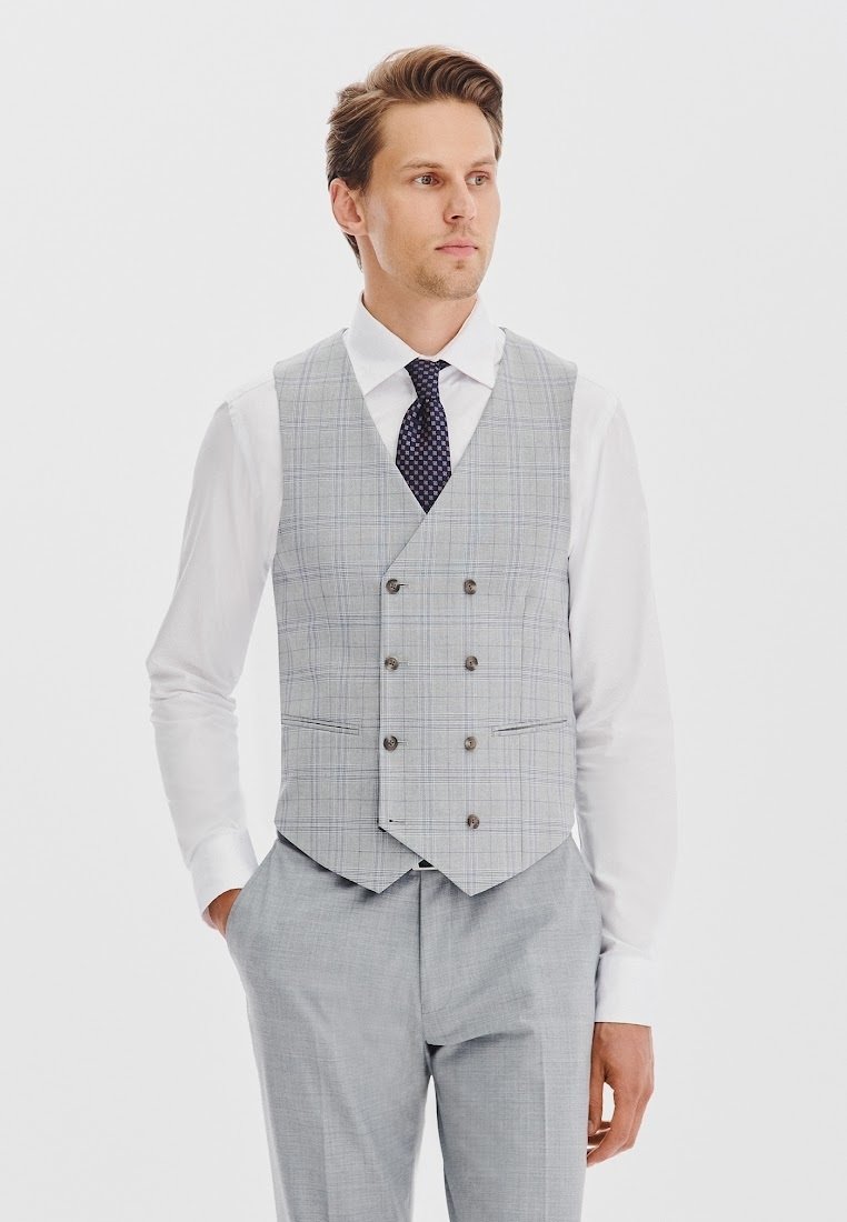 Szary kamizelka w kratę z pięcioma guzikami z przodu, z wykładanymi klapami i dwoma przednimi kieszeniami, zestawiona z białą koszulą i ciemnym, wzorzystym krawatem.