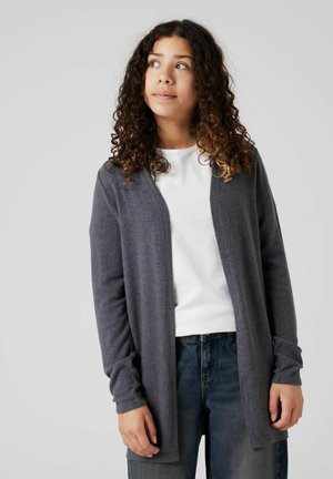 Lange, open voorkant cardigan van donkergrijze stof, met een gestructureerde afwerking en lange mouwen, gelaagd over een wit topje. Casual fit.