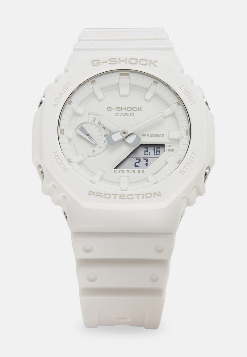 G-SHOCK horloge in witte hars met een ronde wijzerplaat, analoge en digitale displays, en een gestructureerde band. Kenmerken zijn waterbestendigheid tot 20 bar.