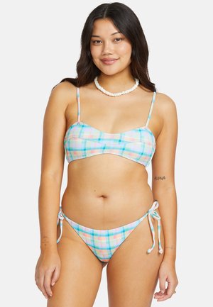 Zestaw bikini w pastelowym wzorze w kratę, który składa się z topu bez ramiączek oraz regulowanych majtek z wiązaniem po bokach. Wykonany z gładkiego, lekkiego materiału.