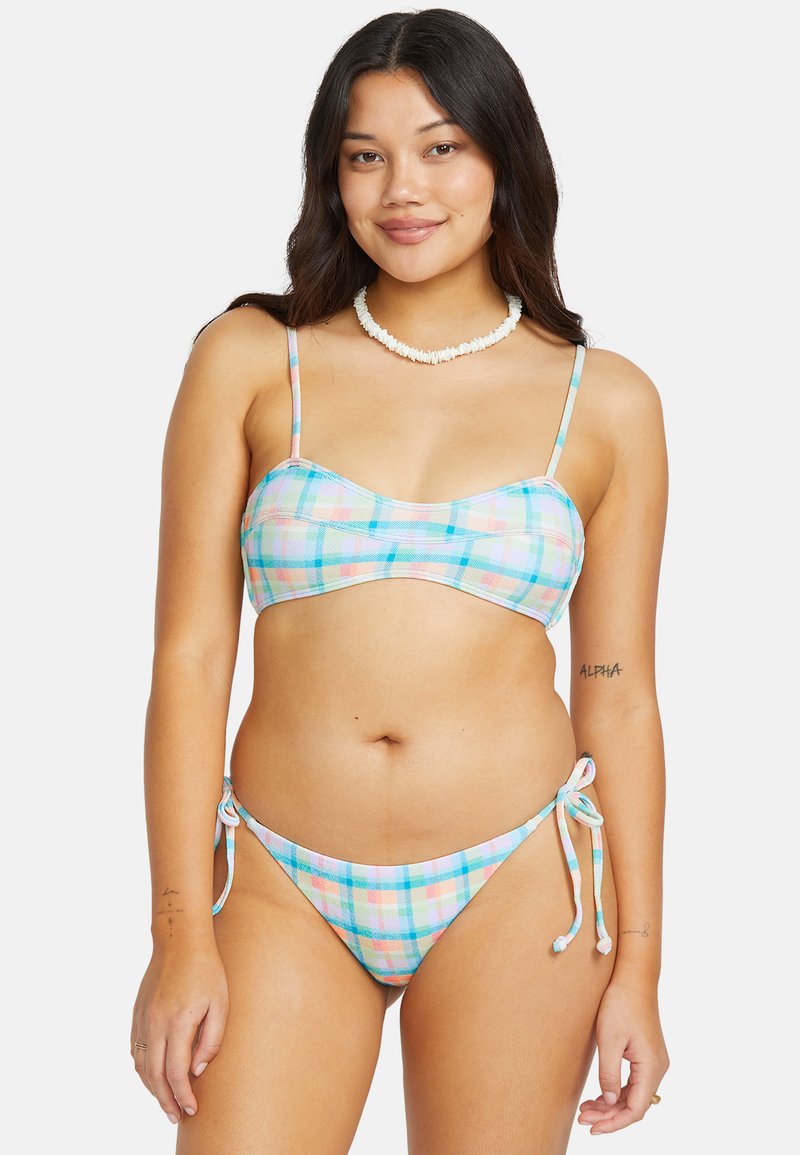 Bikini set v pastelovom kockovanom vzore s bezramenným topom a nastaviteľnými šnúrkovými nohavičkami. Vyrobené z hladkej, ľahkej tkaniny.