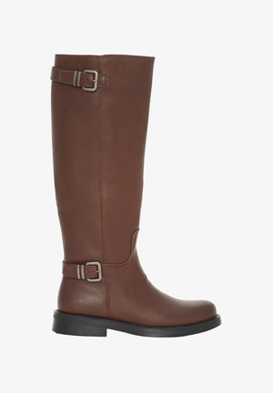 Botte haute jusqu'au genou en cuir marron avec des accents de boucles argentées, bout rond et petit talon carré. Texture lisse et design simple.