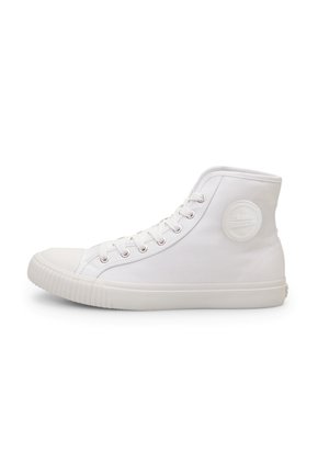 Zapatillas altas de lona blancas con punta y suela de goma. Presentan un parche de logo redondo en el lado exterior y ojales metálicos para los cordones.