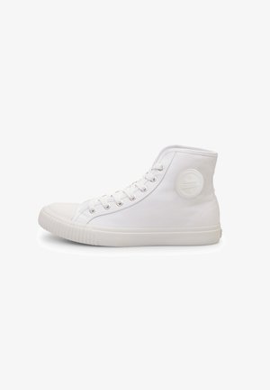 Sneakers albi înalte din pânză, cu vârf și talpă din cauciuc. Prezintă o etichetă rotundă cu logo pe partea exterioară și găuri metalice pentru șireturi.