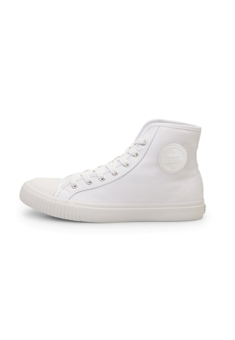 Sneakers albi înalte din pânză, cu vârf și talpă din cauciuc. Prezintă o etichetă rotundă cu logo pe partea exterioară și găuri metalice pentru șireturi.