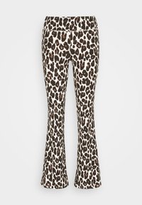 Leggings évasés à motif léopard en tissu extensible, avec une base crème ornée de taches marron et noires, une texture lisse et une large ceinture.