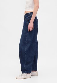 GAP HORSESHOE HUTTON CROSSOVER  - Brīva piegriezuma džinsi - dark wash