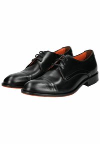 Scarpe eleganti in pelle nera con punta rotonda, dettagli di cucitura sottili e accenti arancioni all'interno. I lacci sono fissati con un design formale.