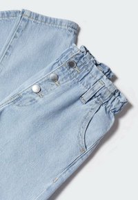 Pantalones de mezclilla azul claro con una cinturilla elástica, dos acentos de botones plateados y un diseño de cinco bolsillos. Textura suave con costuras visibles.