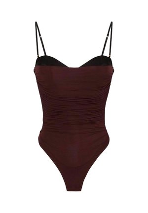 Costume da bagno intero bordeaux con design arricciato, spalline sottili e regolabili, e un accento nero nella parte superiore. Texture liscia, copertura minimal.