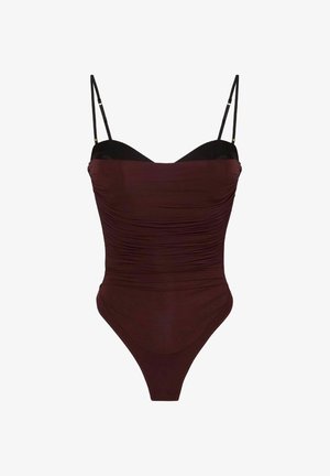 Costume da bagno intero bordeaux con design arricciato, spalline sottili e regolabili, e un accento nero nella parte superiore. Texture liscia, copertura minimal.