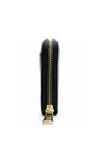 Cartera de cuero negra con cremallera dorada visible y lengüeta, mostrada de lado sobre un fondo blanco.