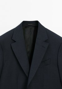 Marineblazer met een subtiel ruitpatroon, notch-lapels, enkele borstzak en een gladde voering. Gemaakt van gestructureerde stof voor een perfecte pasvorm.