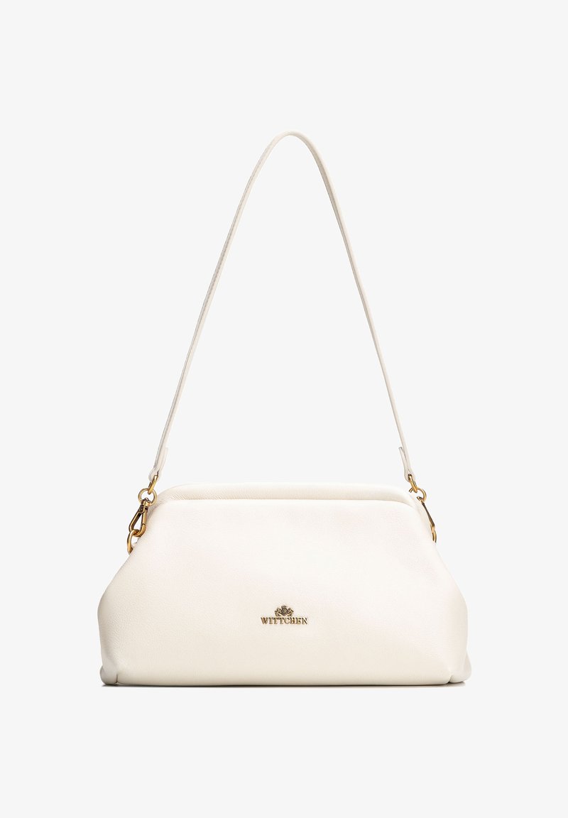 Biała skórzana torba na ramię z elementami w kolorze złotym i logo, o wyraźnie zarysowanym kształcie i pojedynczym pasku.