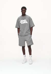 Pegador LOGO - Shorts - washed cool grey/white gum