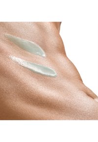 Deux crèmes translucides semblables à des gels, aux teintes vert pâle, sont appliquées sur une surface de peau lisse et lumineuse, mettant en valeur une texture douce et un éclat.