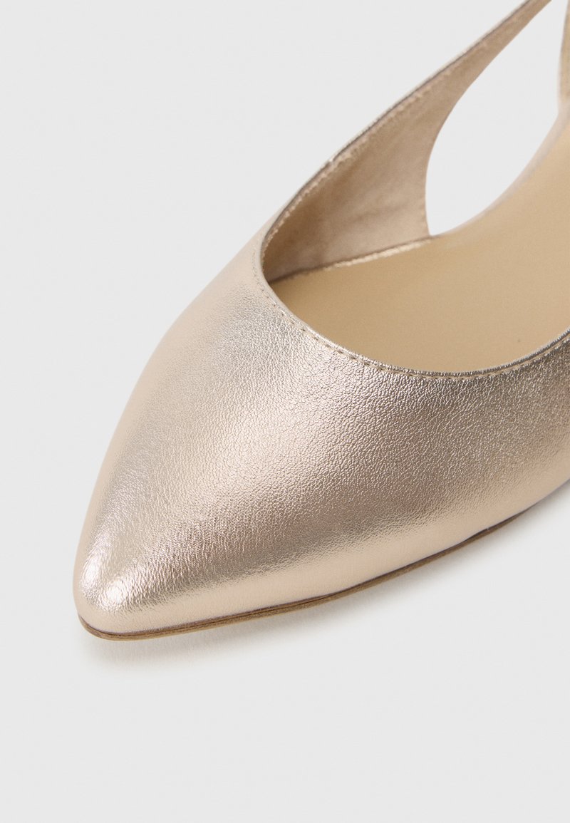 Metallisch goldene Schuh mit dreieckiger Zehenform, ausgeschnittenem Seitendesign und glatter Textur. Verfügt über einen niedrigen Absatz und ein beiges Innenfutter.