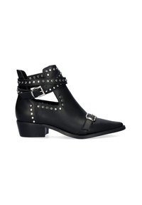 Botines de cuero negro hasta el tobillo con punta afilada, acentos de tachuelas plateadas, correas de doble hebilla y un tacón bajo en bloque.