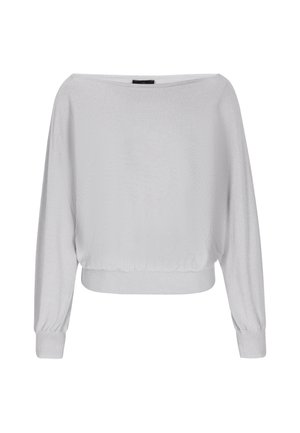 Suéter gris claro de hombros al descubierto, con mangas largas y dobladillo fruncido. Textura suave y acabado ligeramente brillante. Sin patrones ni adornos.